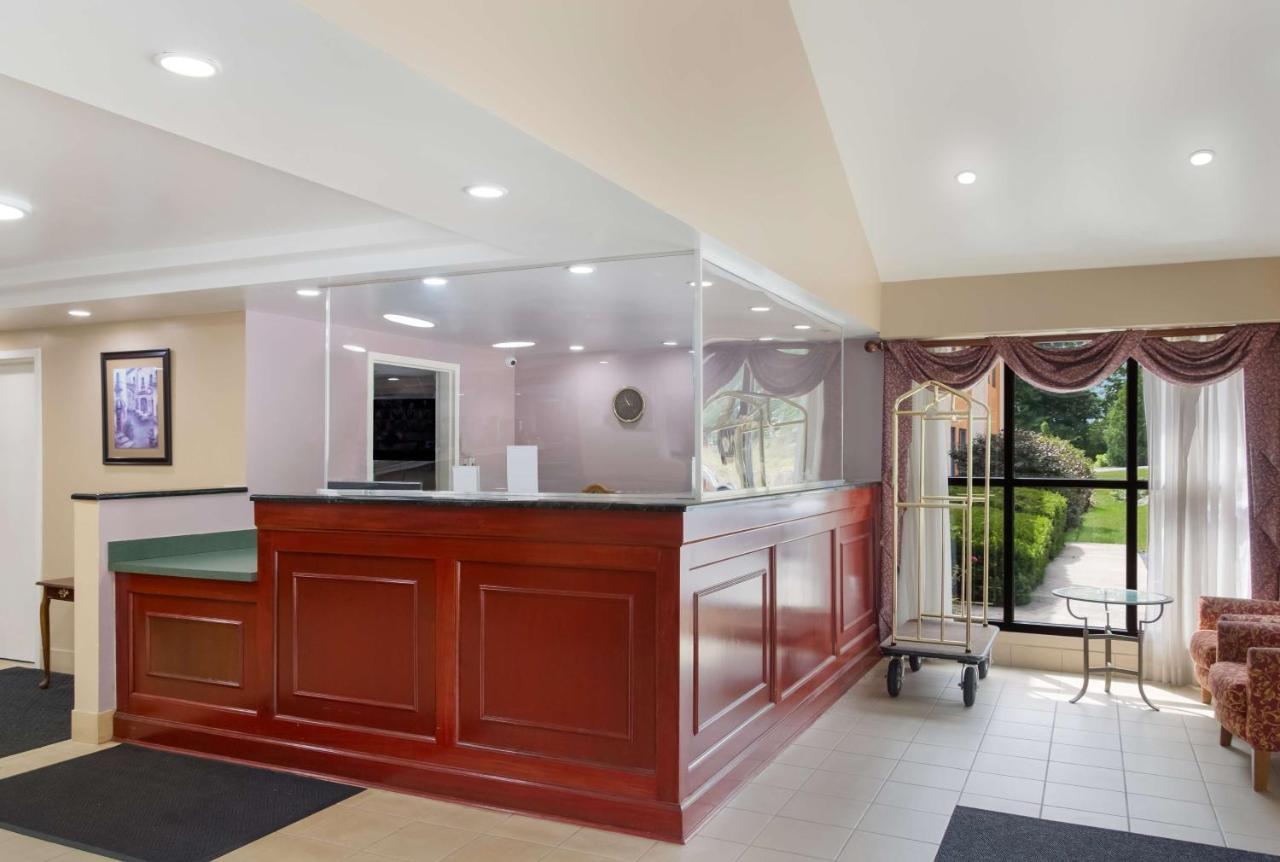 All Seasons Inn & Suites Смітфілд Екстер'єр фото