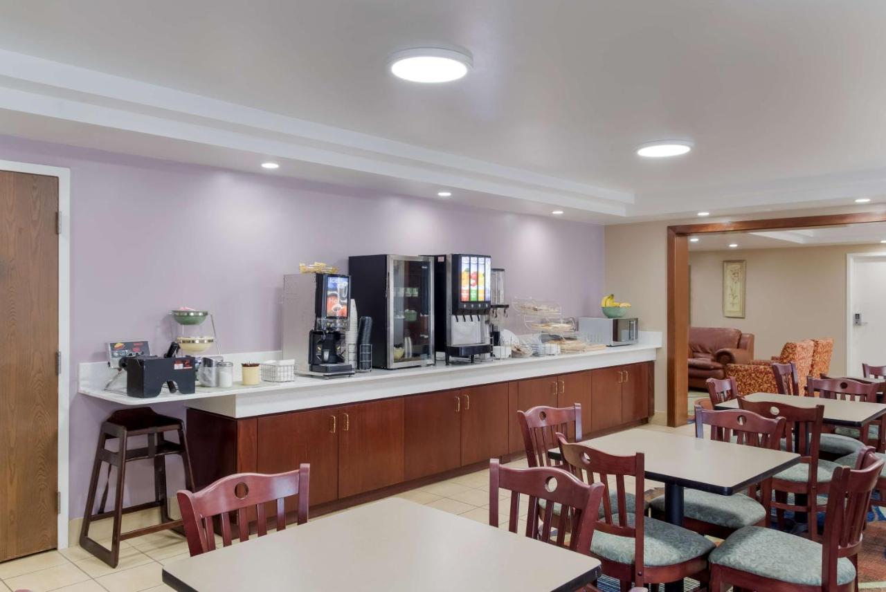 All Seasons Inn & Suites Смітфілд Екстер'єр фото